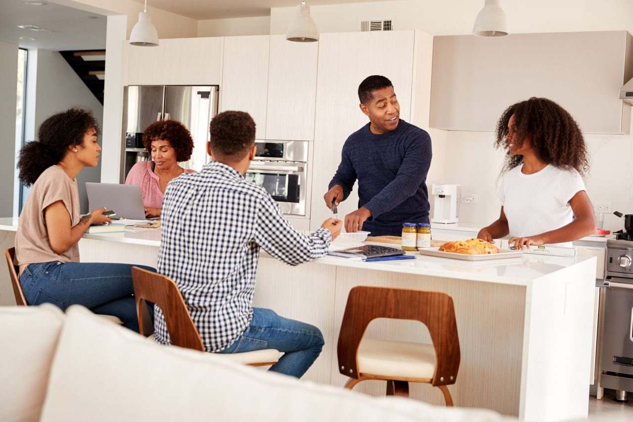 Familia conviviendo