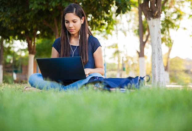Alumna estudiando