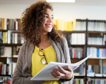 Alumna en biblioteca